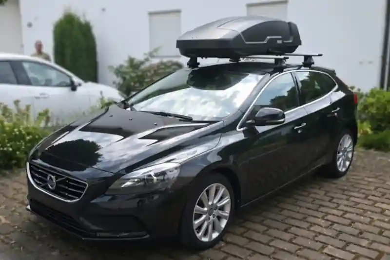 Eine Dachbox Modell Force von Thule mit Wingbar-Dachträgern auf einem Volvo V40