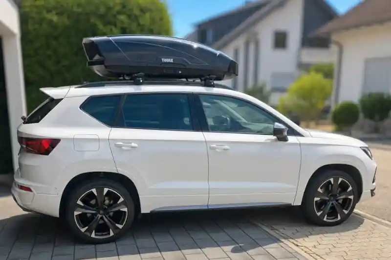 Eine Dachbox von THULE mit Wingbar-Dachträgern auf einem Cupra Ateca