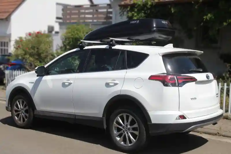 Eine Dachbox von HAPRO mit 430 Liter Volumen auf einem Toyota RAV4