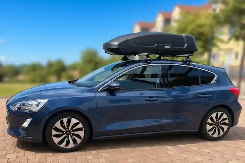 Baumholder - eine 450-Liter Dachbox auf einem Ford Focus