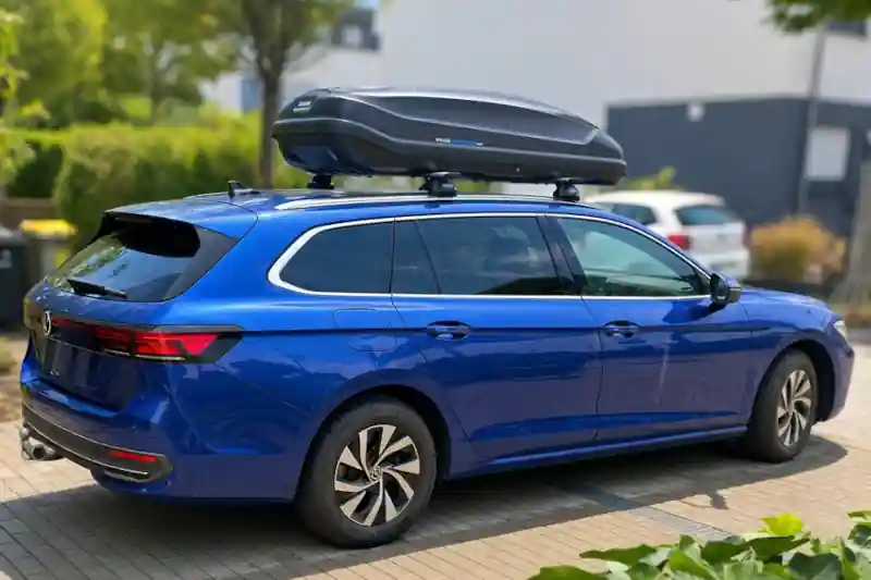 Eine Dachbox von Norauto mit 430 Liter Volumen auf einem VW Passat B9 Variant Kombi