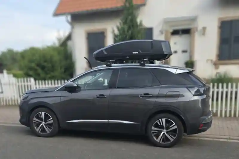 Eine Dachbox von THULE mit 400 Liter Volumen auf einem Peugeot 3008