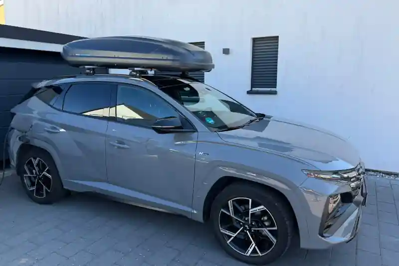 Ein Hyundai Tucson mit einer Dachbox von NORAUTO mit 530 Liter Volumen