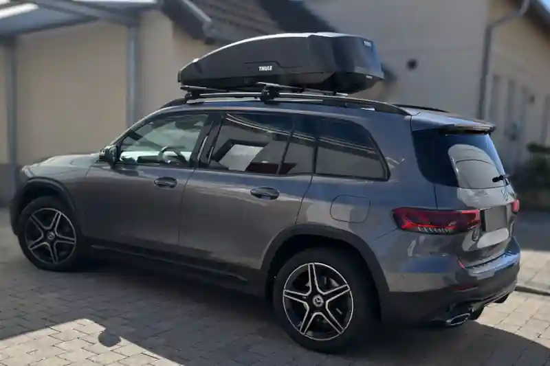 Ein Mercedes GLB mit einer THULE-Dachbox mit 400 Liter Volumen und Wingbar-Dachträgern in Appenheim