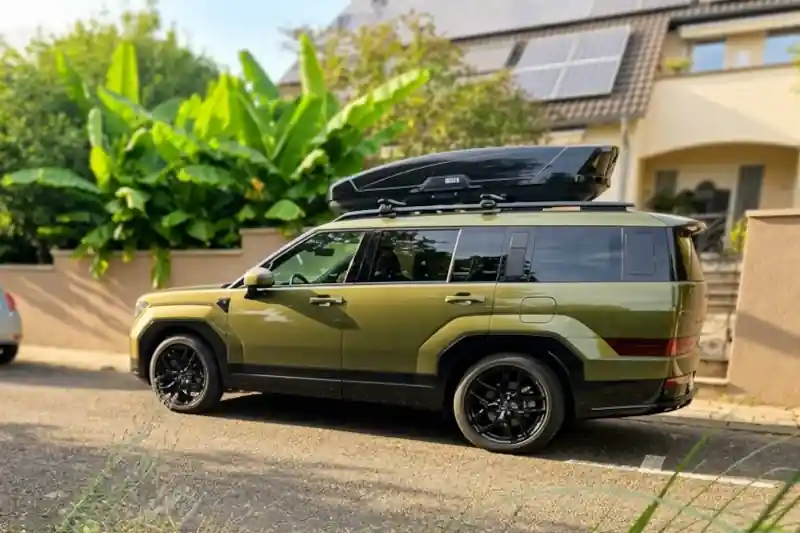 Ein Hyundai Santa Fe mit einer Dachbox von THULE mit 610 Liter Volumen