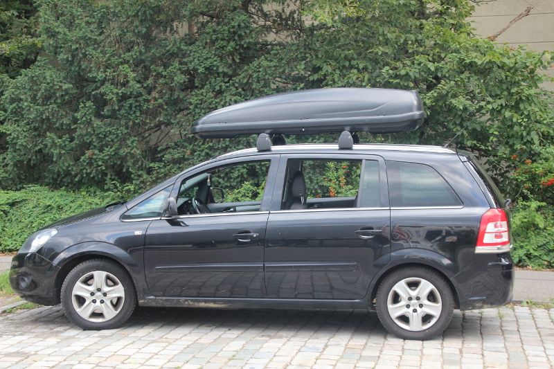Neustadt: eine Dachbox mit 530 Liter Volumen auf einem Opel Zafira