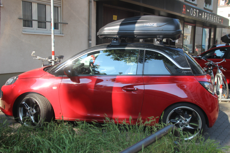 Eine Dachbox von Hapro mit 370 Liter Volumen auf einem Opel Adam
