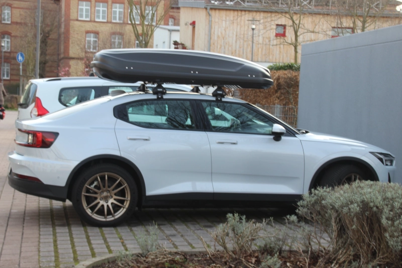 Foto: eine Dachbox mit 530 Litern Volumen auf einem Polestar 2 in Landau / Pfalz