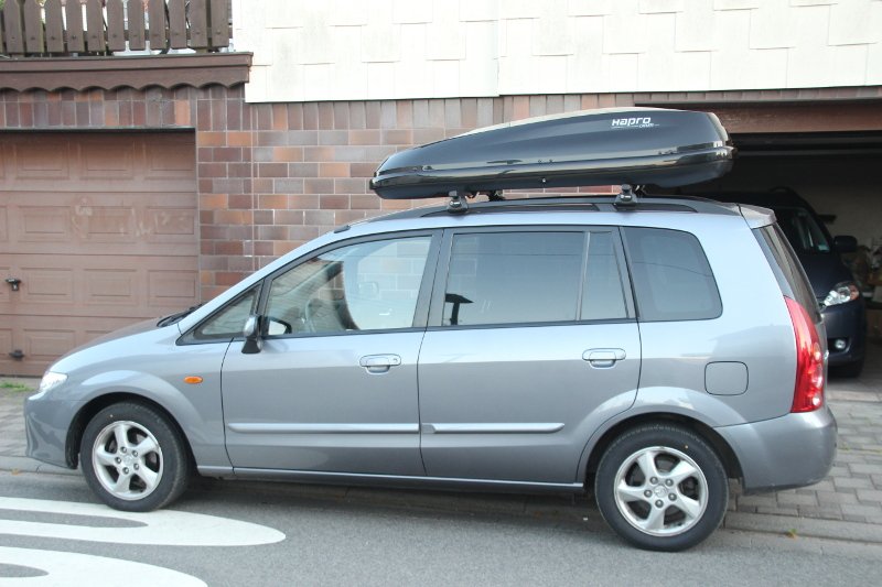 Dachbox 430 Liter mit Dachträger von THULE<sup>®</sup> montiert auf einem Mazda Premacy
