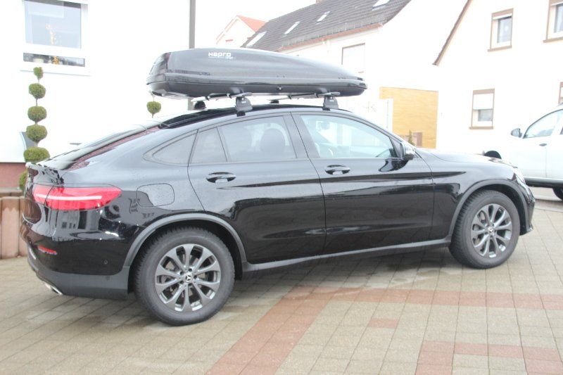 Dachbox und Dachträger von THULE auf einem Mercedes GLC Coupe in Neustadt