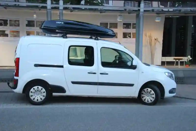 Dudenhofen - eine 530-Liter Dachbox auf einem Mercedes Citan