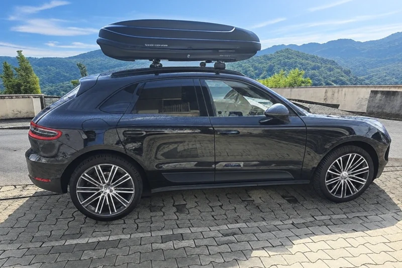 Schweighofen - eine 430-Liter Dachbox auf einem Porsche Macan