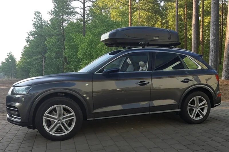 Eine Dachbox von THULE mit 450 Liter Volumen mit THULE-Wingbar-Dachträgern auf einem Audi Q5