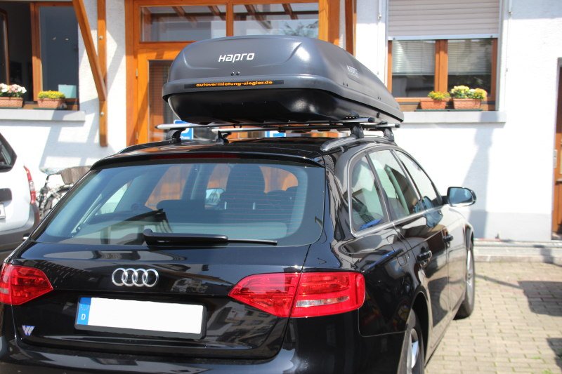 Audi A4 Avant mit einer Dachbox mit 530 Liter Volumen in Mehlbach