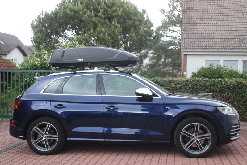 Audi SQ5 mit einer Dachbox mit 450 Liter Volumen in Neuburgweier