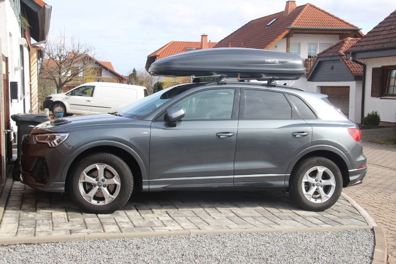 Audi Q3 mit einer Dachbox mit 530 Liter Volumen in Heidelberg