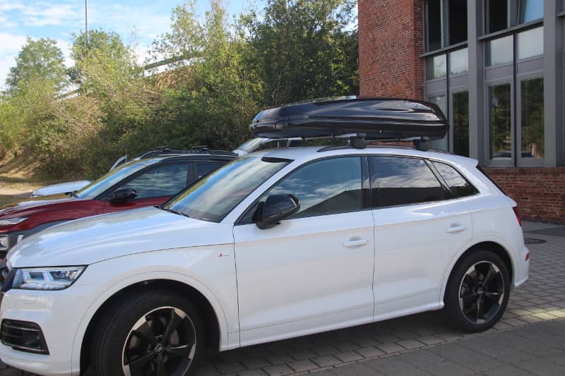 Audi Q5 mit einer Dachbox mit 430 Liter Volumen in Salzwoog