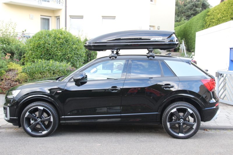 Audi Q2 mit einer Dachbox mit 400 Liter Volumen in Böhl-Iggelheim