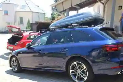 Mettenheim: ein Dachkoffer von HAPRO mit Wingbar-Dachträgern von THULE auf Audi A4 Kombi