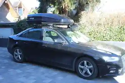 Eine Dachbox auf einem Audi A4 in Mettenheim