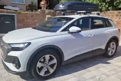 Mettenheim: eine Dachbox mit 430 Liter Volumen auf einem Audi Q4 e-tron