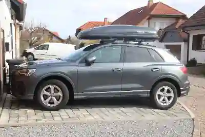 Mettenheim: eine Transportbox mit 530 Liter Volumen auf einem Audi Q3