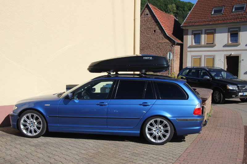 BMW 3er Touring mit einer Dachbox mit 430 Liter Volumen in Au am Rhein