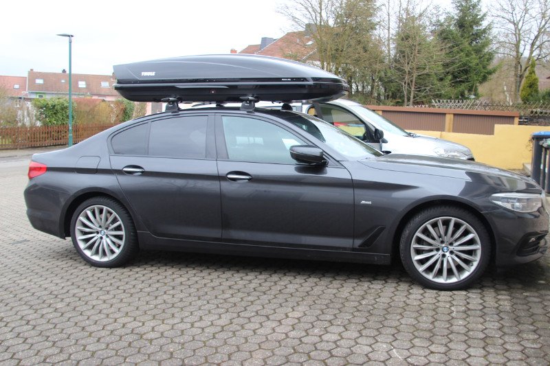 BMW 5er mit einer Dachbox mit 610 Liter Volumen in Trebur