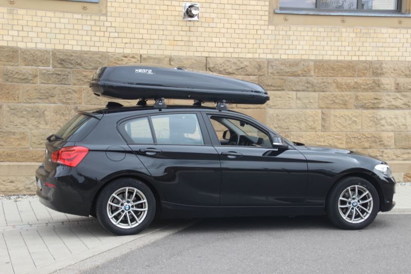 1er BMW mit einer Dachbox mit 530 Liter Volumen in Salzwoog