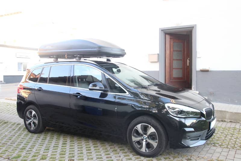 Ein BMW Gran Tourer mit einer Dachbox mit 430 Liter Volumen in Oberhausen