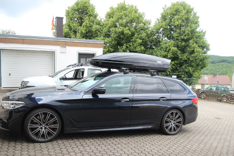 BMW 5er Touring mit einer Dachbox mit 610 Liter Volumen in Wolfstein