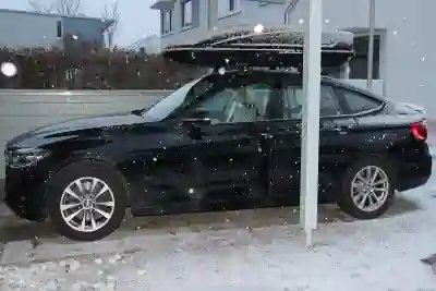 Eine Dachbox auf einem BMW 3 GT