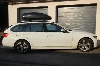 Eine Dachbox auf einem 3er BMW Kombi