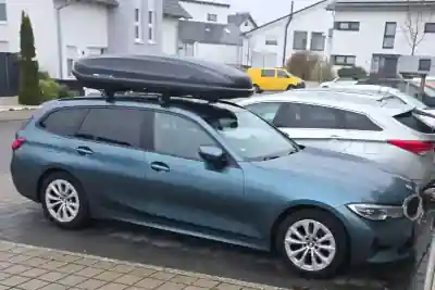 Eine Dachbox auf einem 3er BMW Kombi
