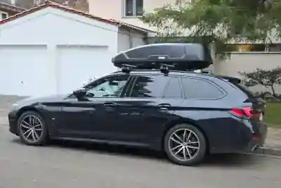 Raunheim: eine 450-Liter Dachbox von Thule auf 5er BMW Touring Kombi