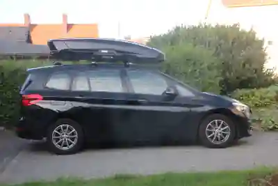Eine Gepäckbox von THULE mit Wingbar-Querträgern auf einem BMW Gran Tourer