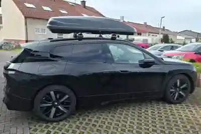 Eine HAPRO-Dachbox mit 600 Liter Volumen auf einem BMW iX
