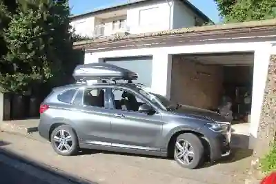 Eine Dachbox von Hapro auf einem BMW X1