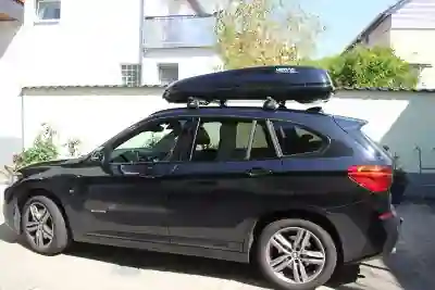 Eine Dachbox mit Wingbar-Dachträgern auf einem BMW X1