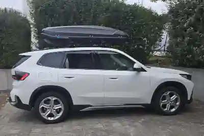 Eine Gepäckbox von Norauto mit 530 Liter Volumen auf einem BMW X1