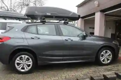 Eine Dachbox von THULE mit Wingbar-Dachträgern auf einem BMW X2
