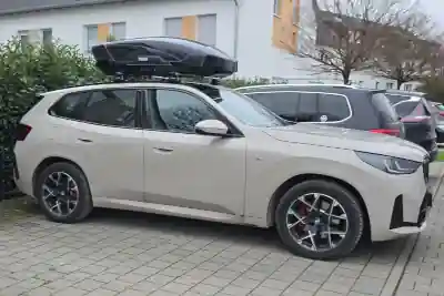 Eine Dachbox von THULE mit 400 Liter Volumen mit Wingbar-Dachträgern auf einem BMW X3