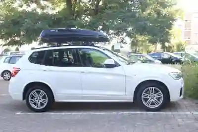 Eine Dachbox auf einem BMW X3