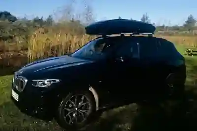 Eine Thule-Dachbox mit Wingbar-Dachträgern auf einem BMW X3