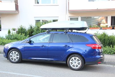 Eine HAPRO-Dachbox mit 530 Liter Volumen auf einem Ford Focus 