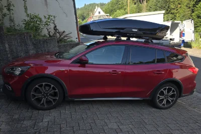 Eine THULE "Motion XXL"-Dachbox mit 640 Liter Volumen auf einem Ford Focus
