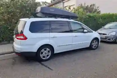 Eine HAPRO-Dachbox mit 530 Liter Volumen und Wingbar-Dachträgern auf einem Ford Galaxy