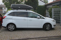 Eine THULE-Dachbox "Force XT" mit 450 Liter Volumen auf einem Ford Grand C-Max 