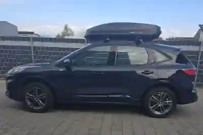 Eine Norauto-Dachbox mit 430 Liter Volumen und Wingbar-Dachträgern auf einem Ford Kuga