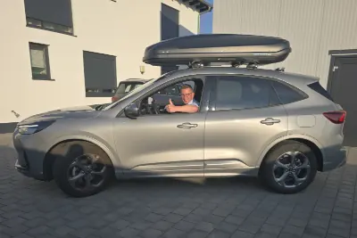 Eine Norauto-Dachbox mit 530 Liter Volumen und Wingbar-Dachträgern auf einem Ford Kuga